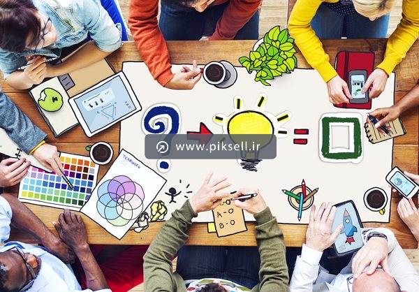 عکس با کیفیت از نمای بالای میز کار و ایده و خلاقیت