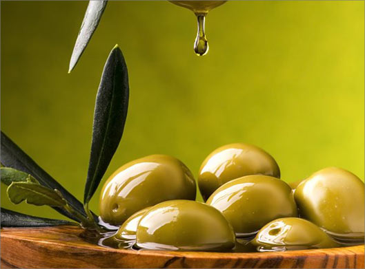 تصویر با کیفیت از زیتون های سبز و روغن زیتون