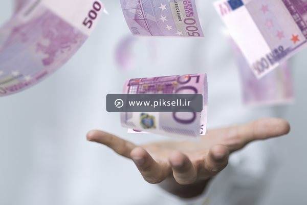 دانلود عکس با کیفیت از اسکناس های 500 یورویی در هوا و دست زیر