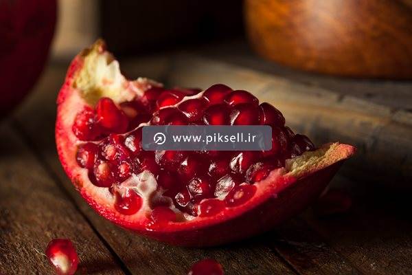 دانلود عکس با کیفیت از انارهای قرمز قاچ شده شب یلدا