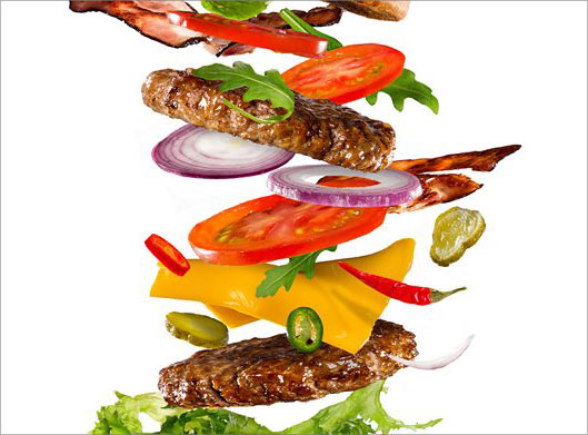 عکس با کیفیت از گوشت یا شامی و لایه های گوجه ، پنیر و فلفل و کاهو