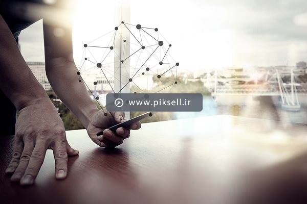دانلود عکس با کیفیت از مردی در حال کار با گوشی و المان شبکه و اینترنت