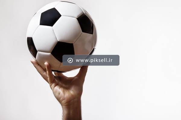 عکس با کیفیت از توپ فوتبال روی دست با بکگراند سفید