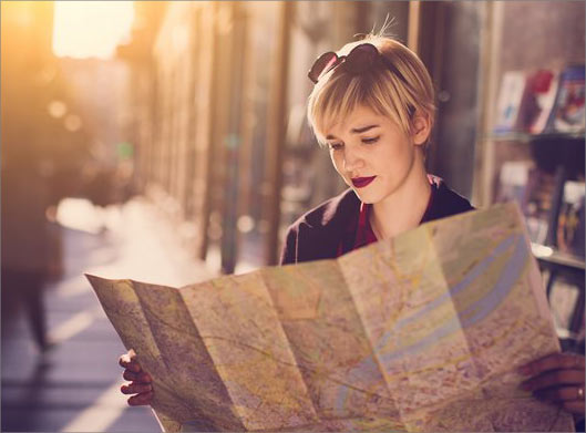 عکس با کیفیت از سفر و مسافر زن در حال بررسی نقشه سفر