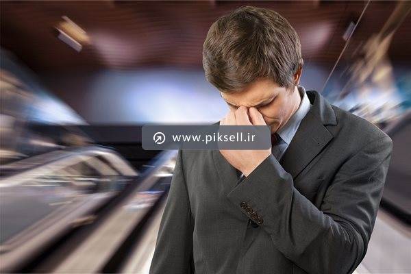 دانلود عکس با کیفیت از مرد ناراحت در حال گریه