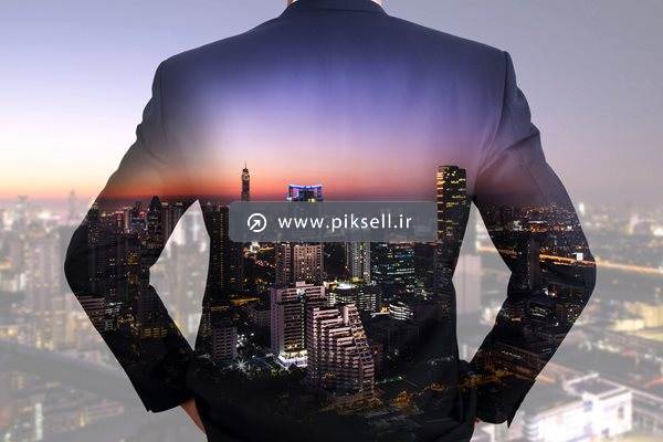 عکس با کیفیت از مرد ایستاده کت و شلواری و نمای شهر