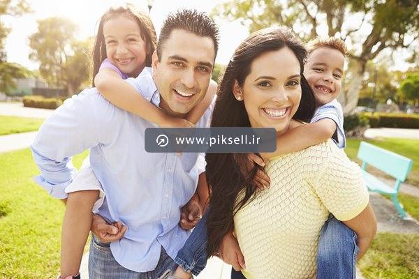 عکس با کیفیت از خانواده شاد در پارک جنگلی