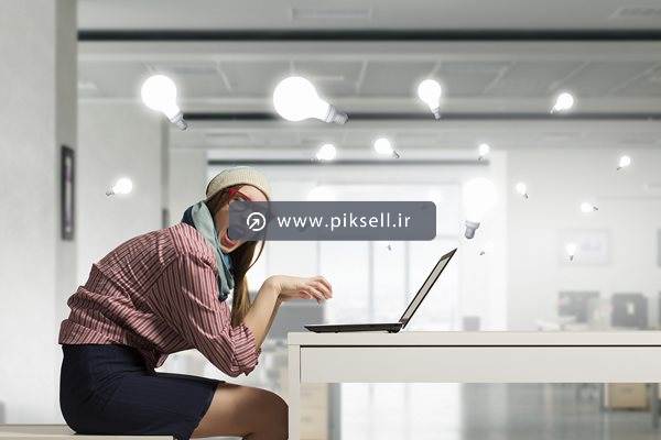 عکس با کیفیت از دختر جوان در حال کار با لپ تاپ و ایده و خلاقیت