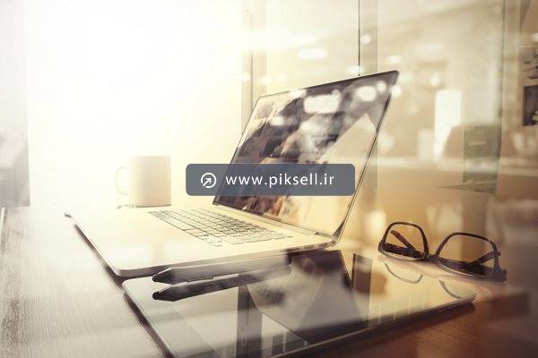 دانلود عکس با کیفیت از لپ تاپ روی میز و عینک و تبلت