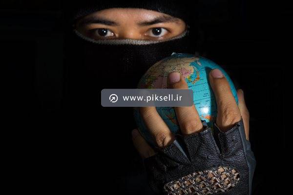دانلود عکس با کیفیت از مرد چینی با صورت پوشیده و کره زمین در دست