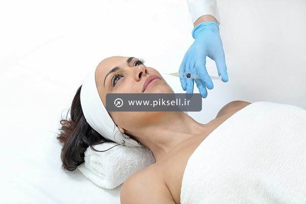 تصویر با کیفیت از تزریق ژل به لب و دختر جوان