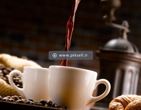 عکس با کیفیت از فنجان سرامیکی و قهوه داغ و دانه های قهوه