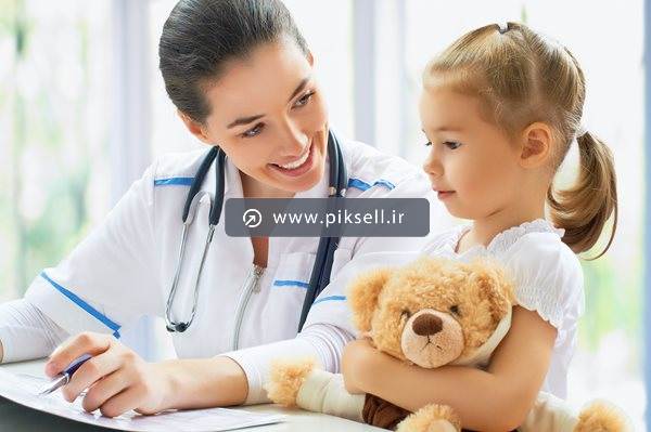 دانلود عکس با کیفیت از خانم دکتر و بچه با عروسک خرسی