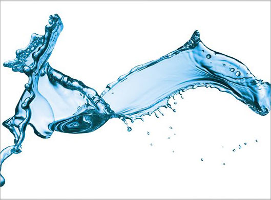عکس با کیفیت از آب های پاشیده شده با پس زمینه سفید