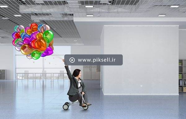 دانلود عکس با کیفیت از اسکوتر و زن جوان و بادکنک ها