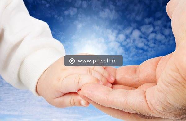 دانلود عکس با کیفیت از دست نوزاد و پدر با مفهوم حمایت خانواده از فرزند