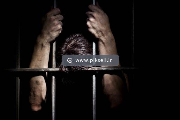 دانلود عکس با کیفیت از مرد زندانی و اسیر با بکگراند سیاه