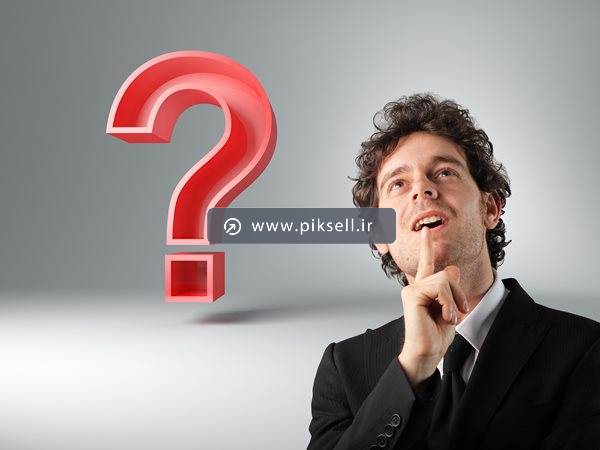 تصویر با کیفیت از مرد جوان در حال تفکر و سوال