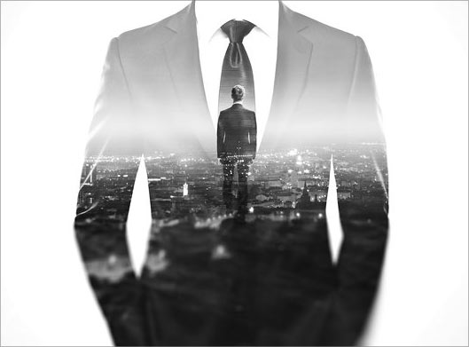 عکس با کیفیت از مرد کرواتی با ترکیب نمای شهر