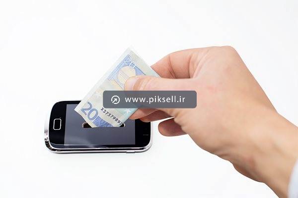 تصویر با کیفیت از اسکناس داخل گوشی موبایل با بکگراندسفید