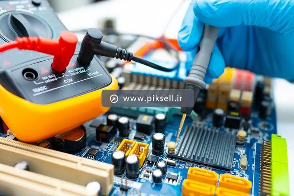دانلود عکس با کیفیت از تعمیر برد الکترونیکی و سنجش ولتاژ با ولتمتر