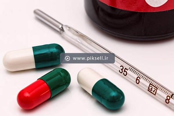 عکس با کیفیت از کپسول های رنگی و تب سنج پزشکی