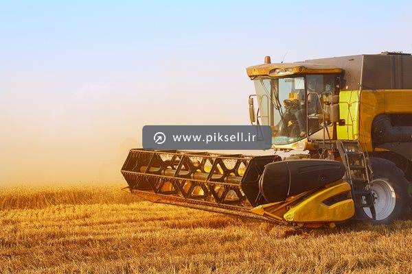 دانلود عکس با کیفیت از کمباین در حال دروی گندم ها