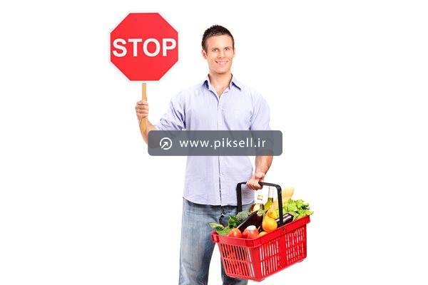 عکس با کیفیت از مردی با سبد خرید و علامت استوپ (stop) با بکگراندسفید