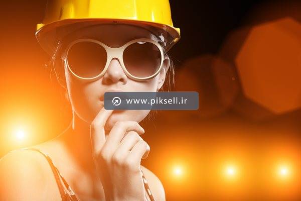 دانلود عکس با کیفیت از کارگر زن با عینک و کلاه محافظ